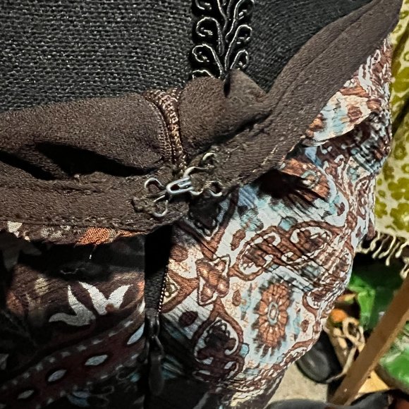 Polyester sheer lined skirt - Picture 3 of 5